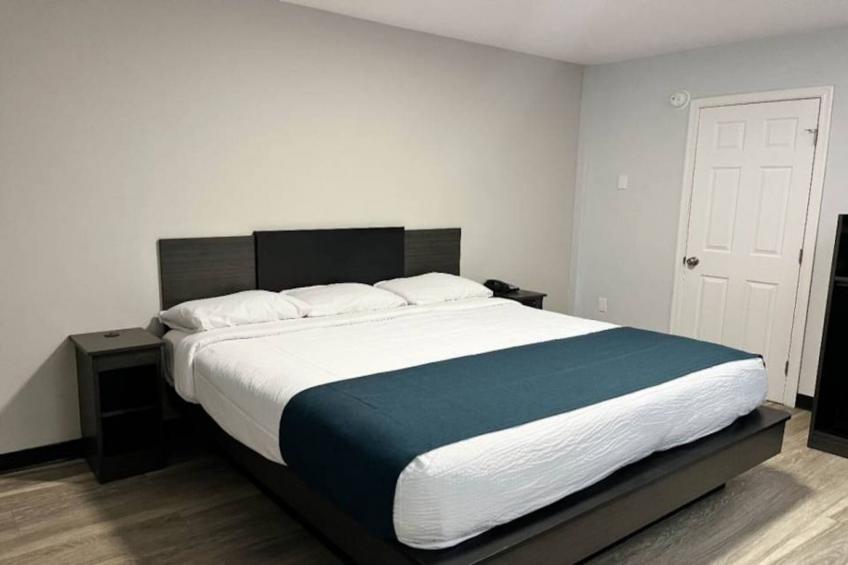1 Queen Bed  Mob Acc RI Shwr Nsmk Micfridg - foto 2