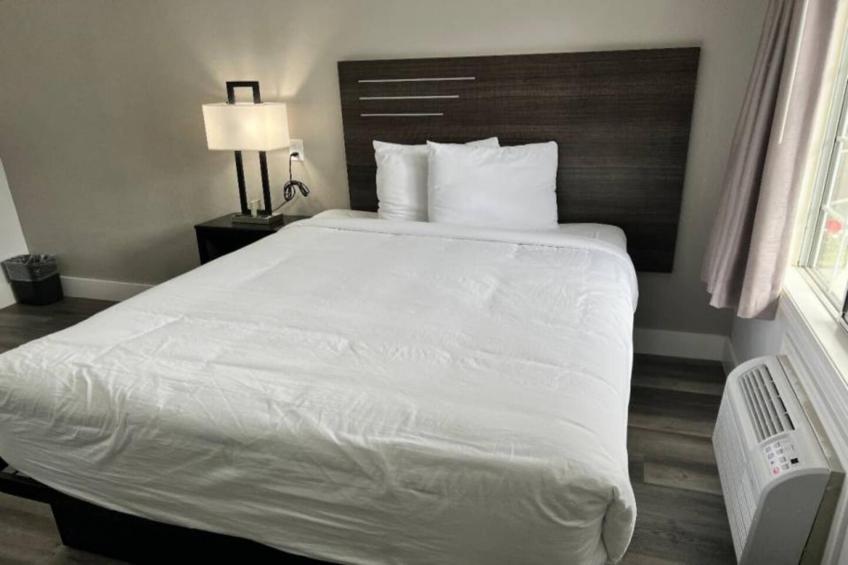 1 Queen Bed  Non-Smoking Micfridge - foto 9