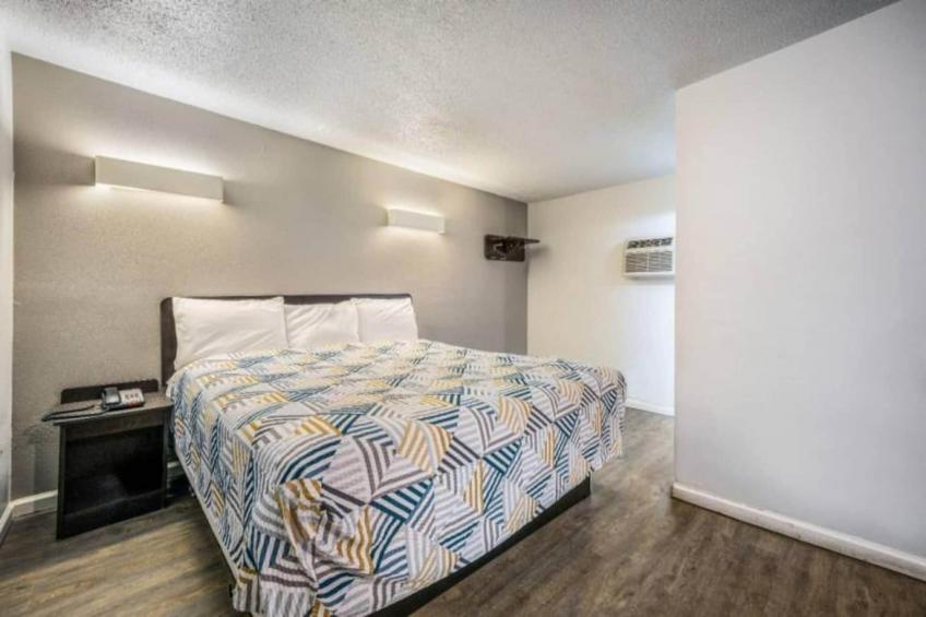 1 Queen Bed  Mini Fridge - foto 22