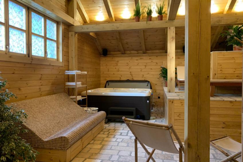 Die Ski-Suite hat ein Schlafzimmer und ein kleines Wohnzimmer ohne Küche. - foto 23