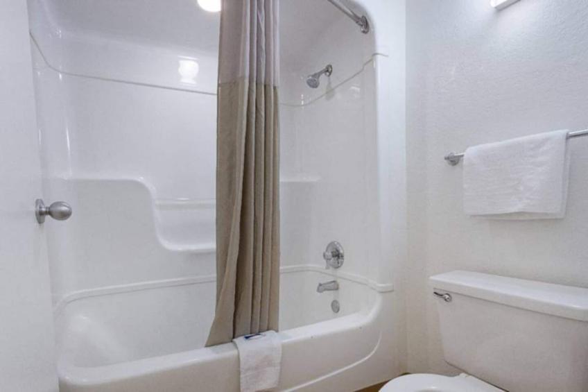 1 FULL BED  MOBILITY ACCESSIBLE TUB - foto 8