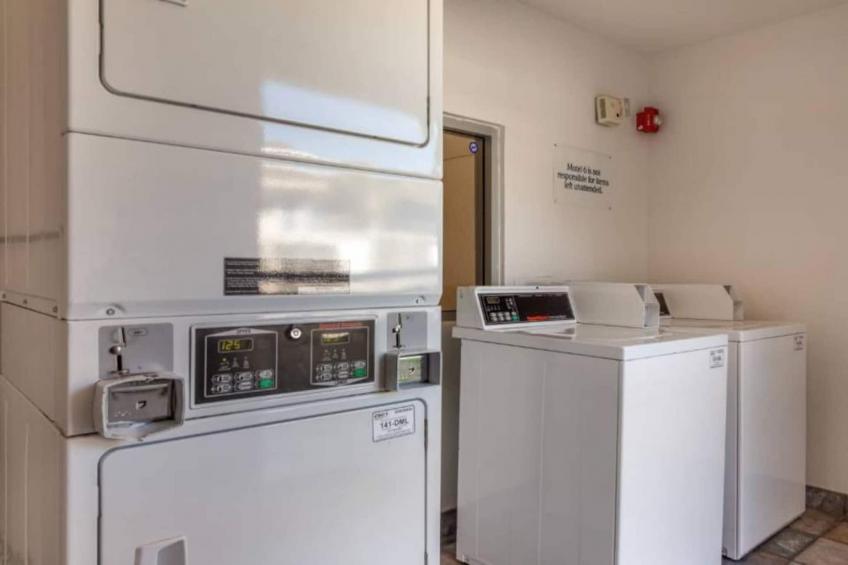 1 Full Bed  ADA/RI Shower/Mini Fridge - foto 18