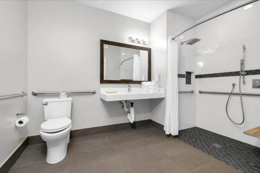 1 King - 2 Queen Beds  Suite Non-Smoking - foto 12