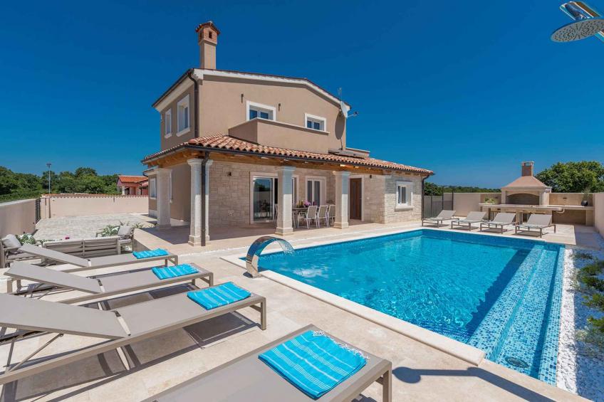 Villa with an outdoor pool - BF-8FW3B