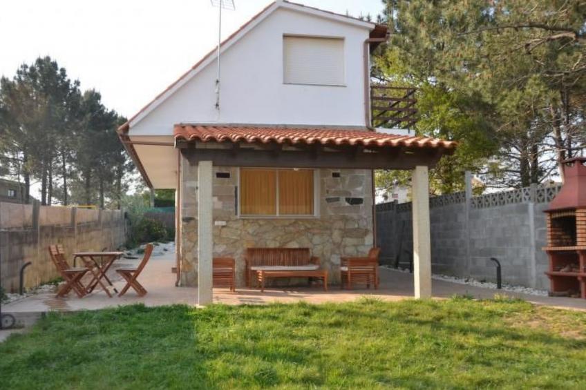 Sehr helle Villa in Strandnähe mit großem Garten und überdachter Terrasse