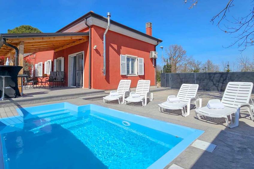 Holiday home with pool and garden - BF-NW8BG