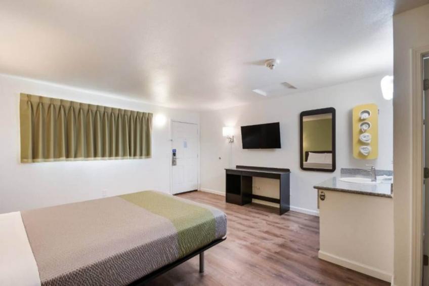 1 Queen Bed  Non-Smoking Micfridge - foto 13