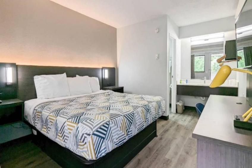 1 King Bed  Micfridge - foto 9