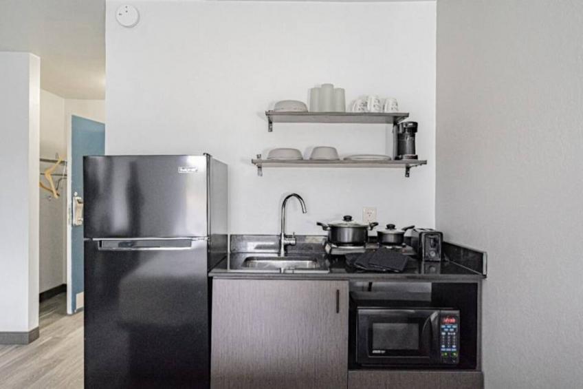 1 King Bed  Non-Smoking Kitchen - foto 11