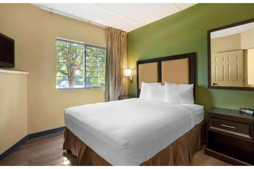 1 King Bed | Hearing Accessible, Kitchen - foto 17