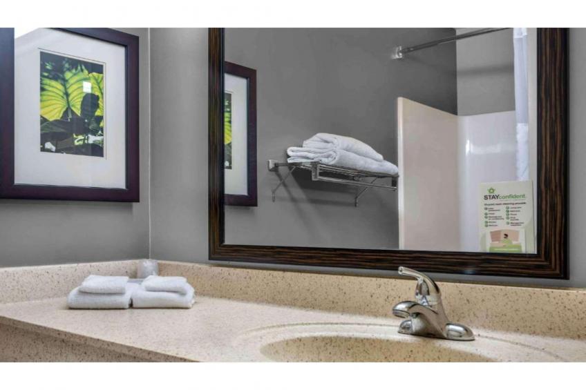 1 Queen Bed  Non-Smoking Kitchen - foto 11