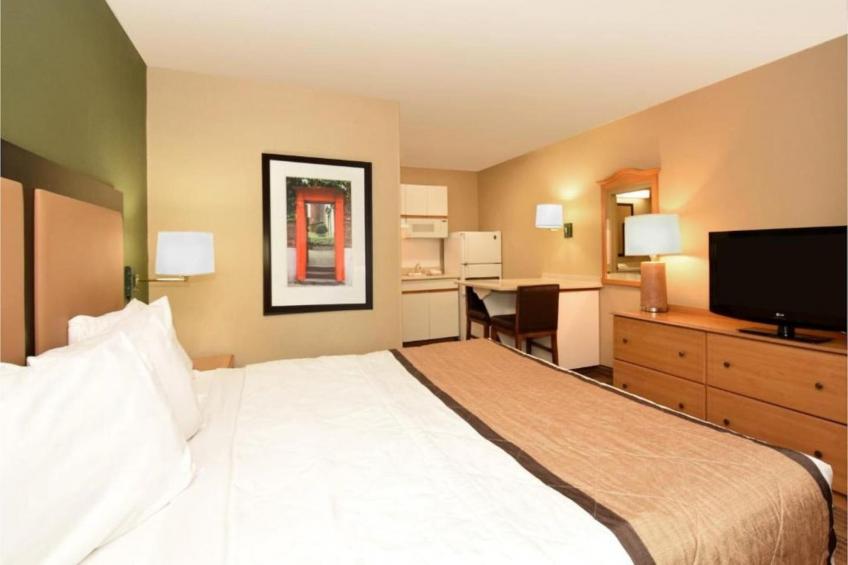 1 Queen Bed  ADA\/RI Shower\/Non-Smoking\/Kitchen - foto 37