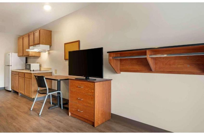 1 Full Bed  Non-Smoking Kitchen - foto 11