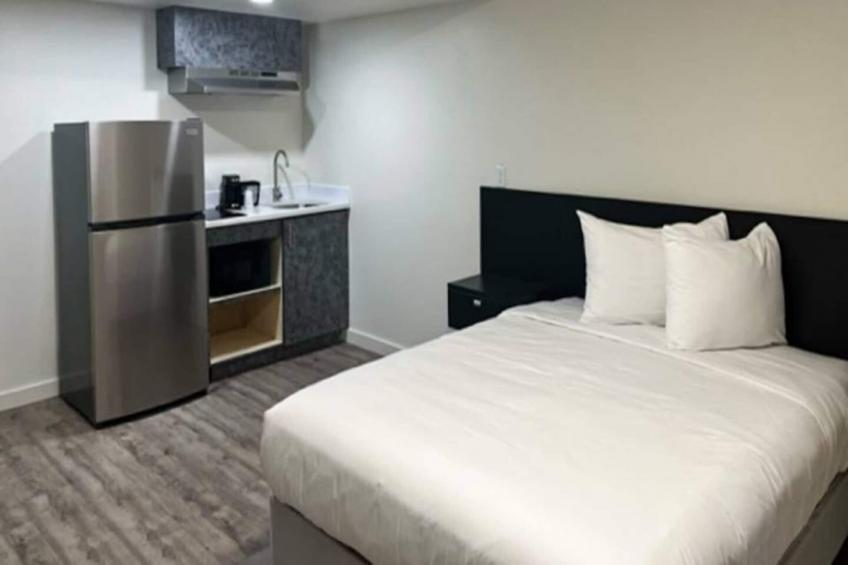 1 Queen Bed  Non-Smoking Kitchen - foto 5