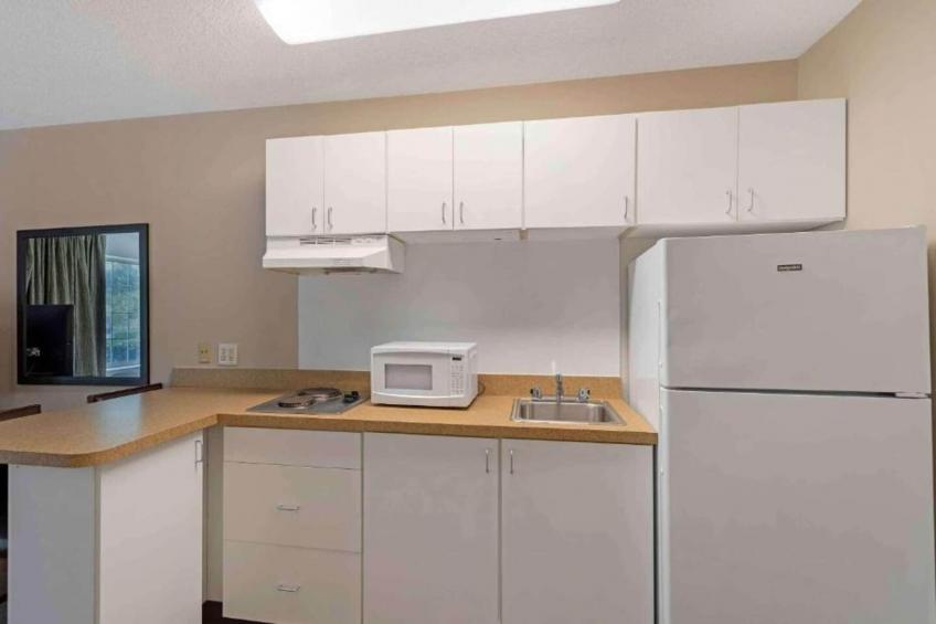 1 Queen Bed  Non-Smoking Kitchen - foto 8