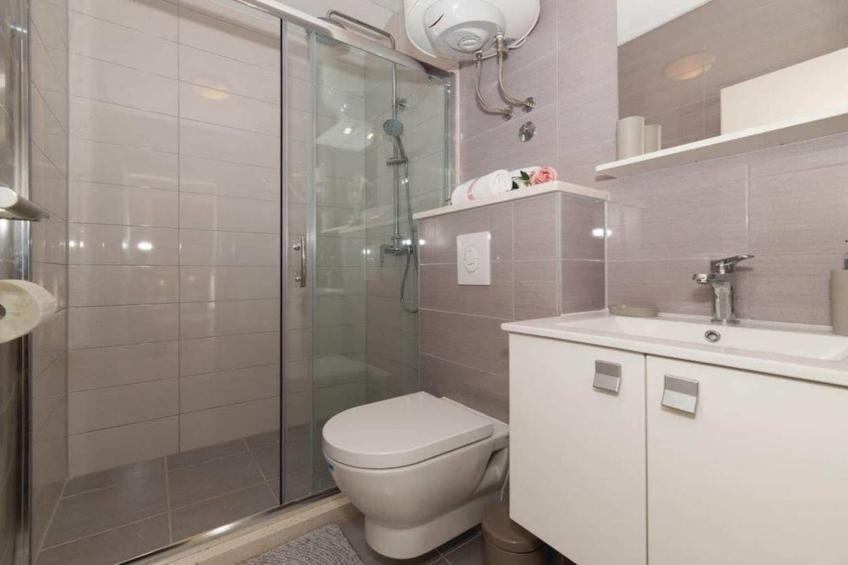 Peaceful Escape with Mountain Views, Heated Pool and Modern Amenities in Radošić - Four Bedroom Villa - foto 12