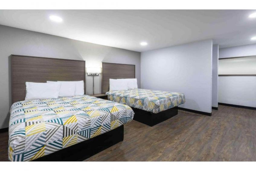 2 Queen Beds  Non-Smoking Micfridge - foto 26
