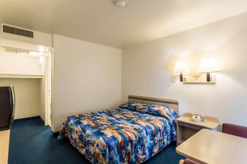 1 Queen Bed  Non-Smoking Micfridge - foto 18
