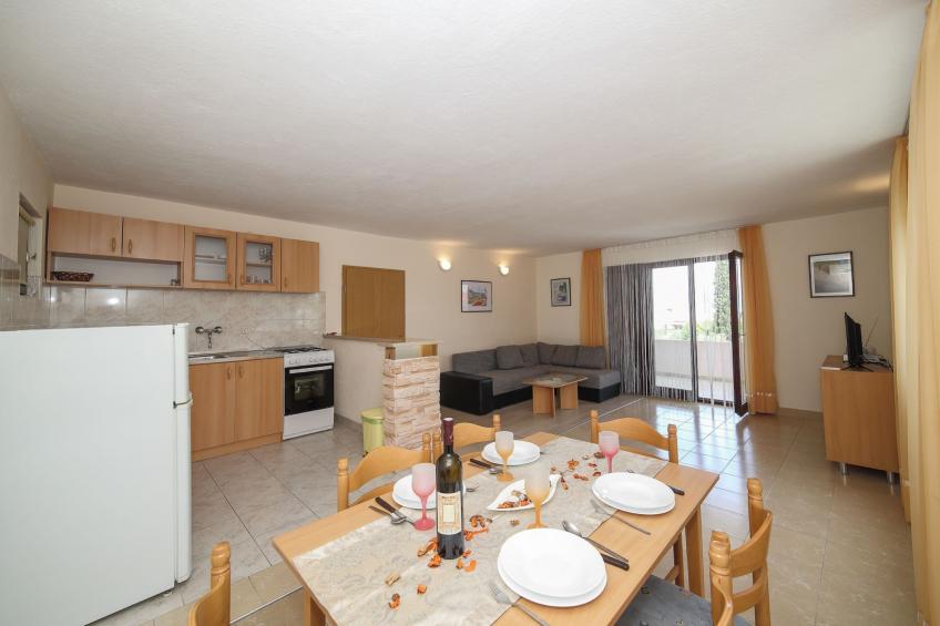 Cozy Beachfront Holiday Home Slatine - Five Bedroom Holiday Home with Terrace and Sea View - foto 3