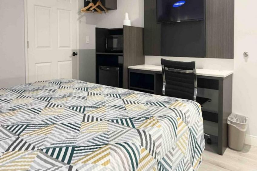 1 King Bed  ADA/RI Shower/Micfridge - foto 6