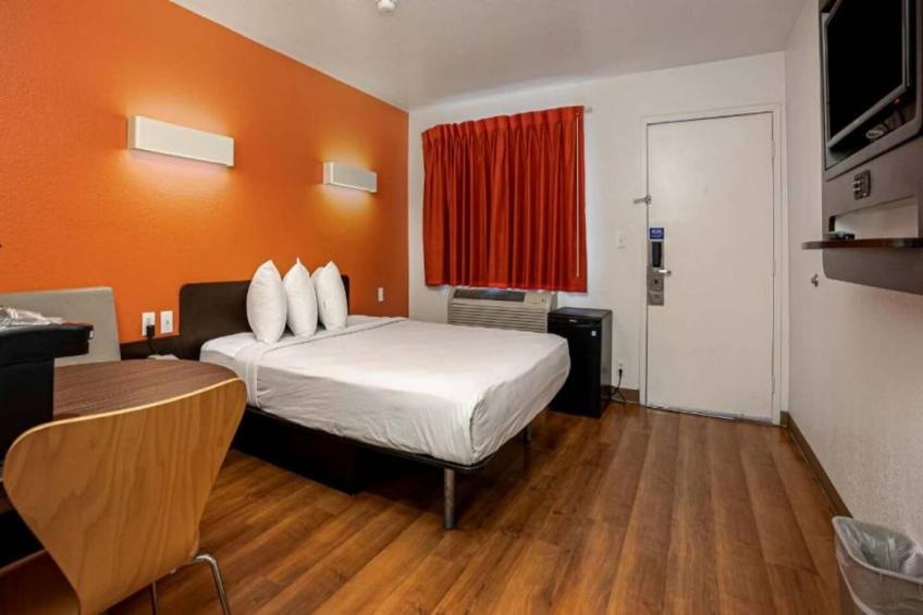 1 Queen Bed  Premium Mini Fridge - foto 4