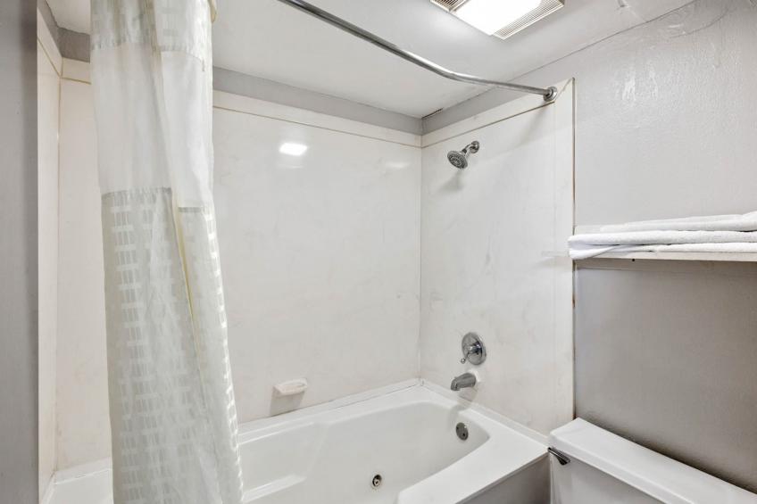 King Bed Smoking with Jetted Tub - foto 17