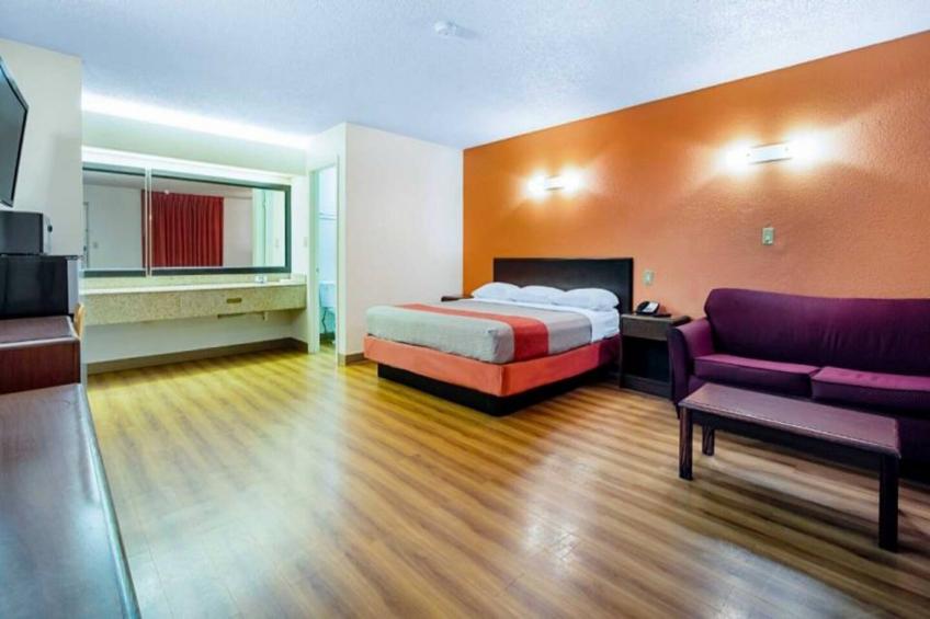 1 King Bed  Non-Smoking Sofa-Bed - foto 15