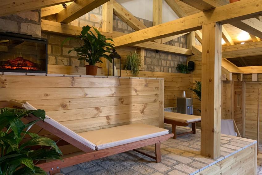 Die Ski-Suite hat ein Schlafzimmer und ein kleines Wohnzimmer ohne Küche. - foto 33