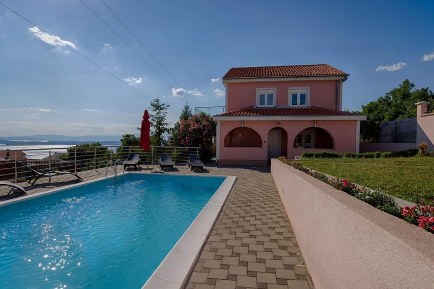 Villa mit Pool und schönem Meerblick