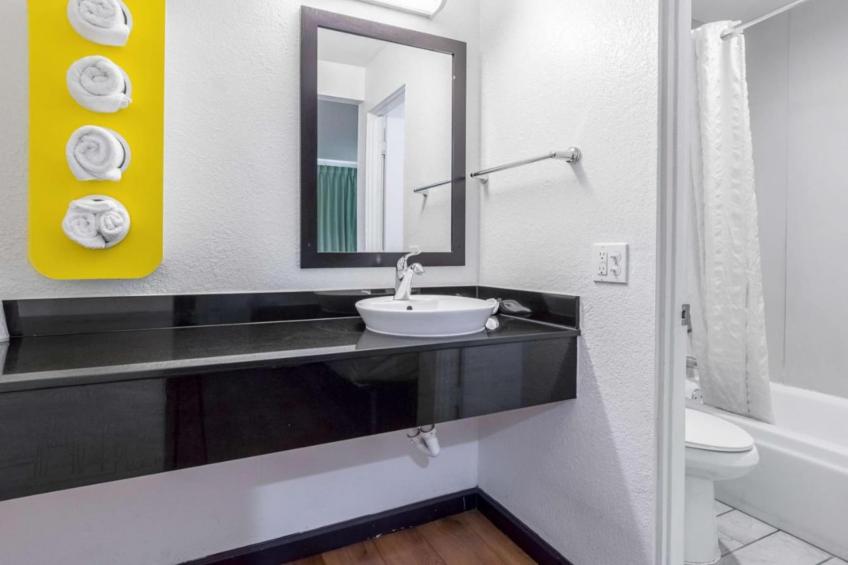 1 QUEEN BED  NON-SMOKING MINI FRIDGE - foto 20