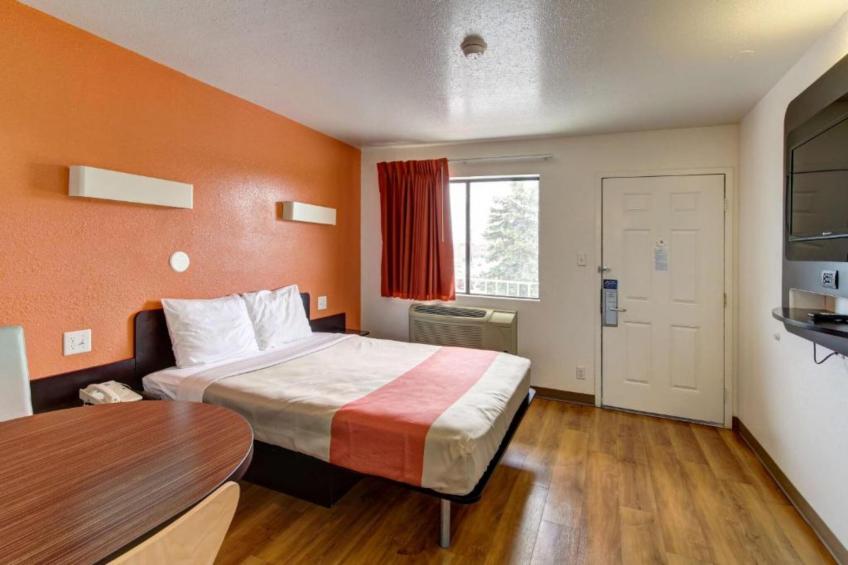 1 Queen Bed  Smoking Micfridge - foto 5