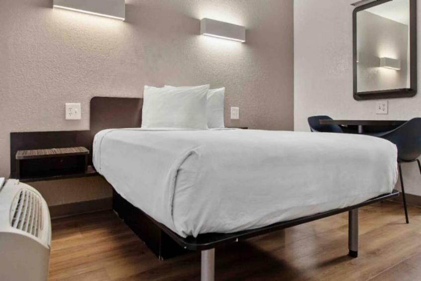 1 Queen Bed  ADA/Tub/Micfridge - foto 12