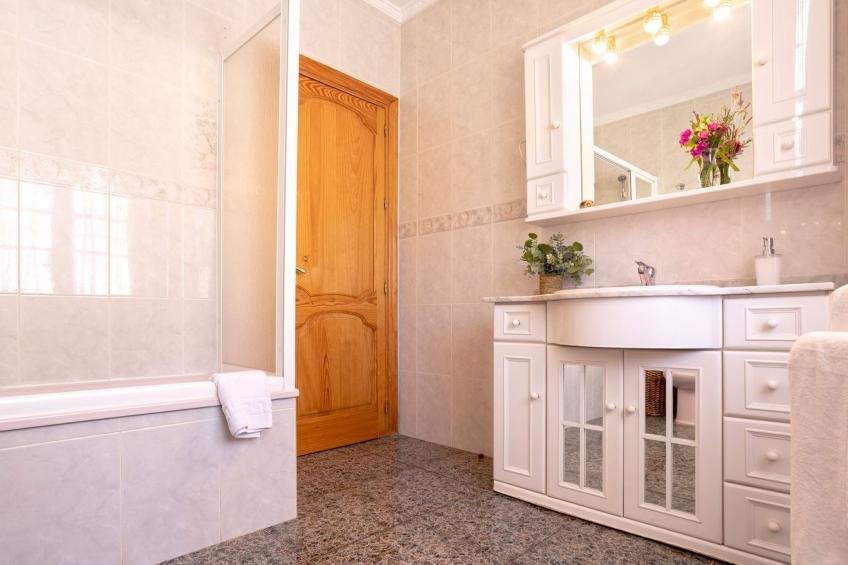 Familienhaus mit großzügigen Außenanlagen - foto 33