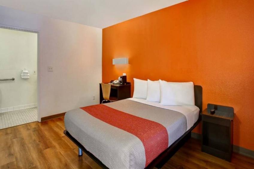 1 Queen Bed  ADA/RI Shower - foto 7