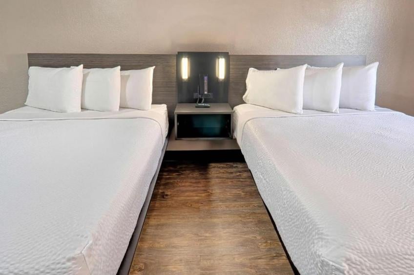 2 Queen Beds  Micfridge