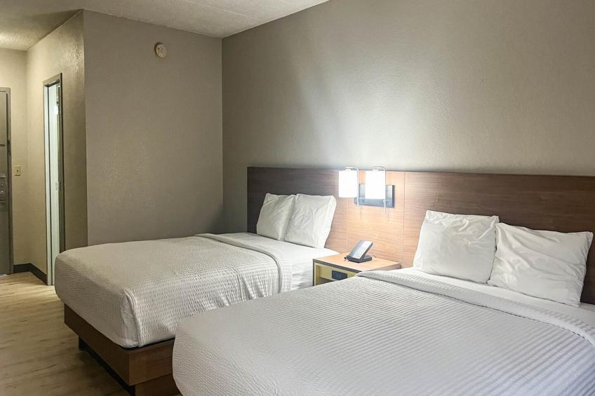 2 Queen Beds | Non-Smoking, Micfridge - foto 11