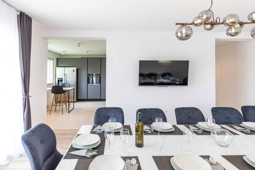 Expansive Retreat with Private Pool & BBQ, Near the Beach - Six Bedroom Villa - foto 8