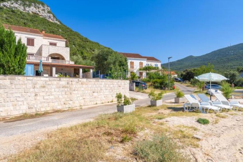 Beachfront Apartment house Hon with pool - foto 41