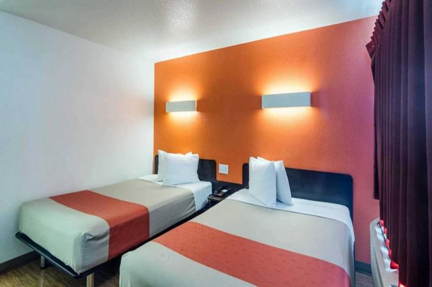 2 FULL BEDS  MOBILITY ACCESS RI SHWR NSMK - foto 6