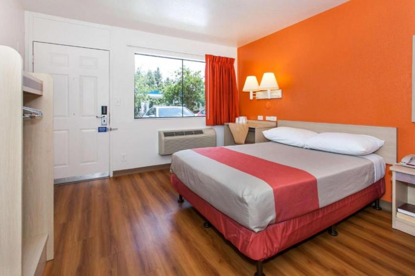 1 Queen Bed