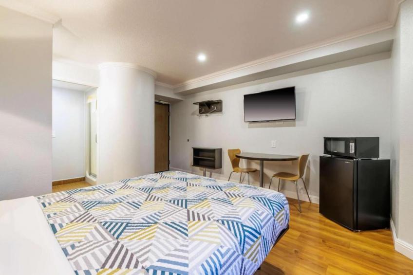 1 Queen Bed  Non-Smoking Micfridge - foto 14