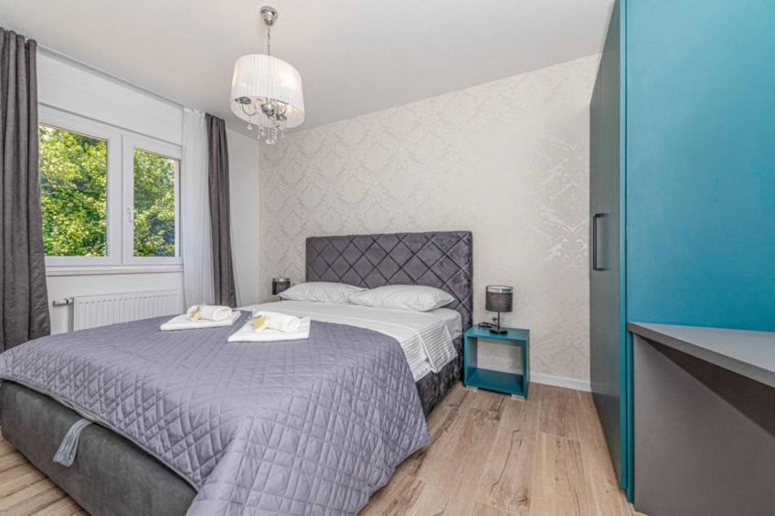 Expansive Retreat with Private Pool & BBQ, Near the Beach - Six Bedroom Villa - foto 19