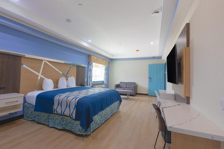 King Bed with Kitchenette Non-Smoking