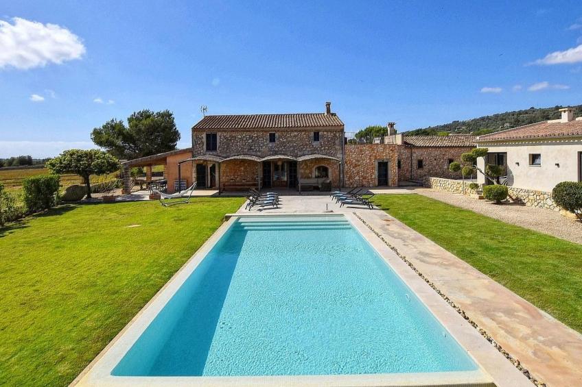 Luxuriöse Finca im modernen Stil mit Pool und Klimaanlage