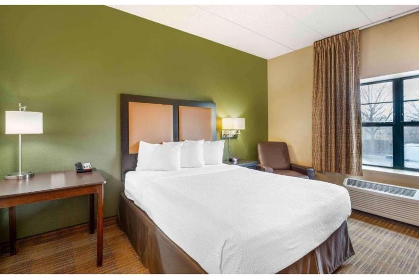 1 King Bed | Non-Smoking, Kitchen, Shower - foto 33