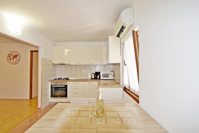 Schönes Haus mit großer grüner Umgebung, Pool - foto 34
