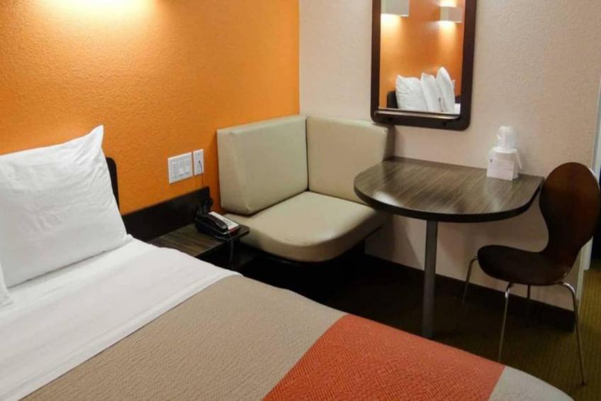 1 King Bed  Mobility Accessible Tub Nsmk - foto 6