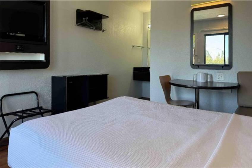 1 Full Bed  ADA/Tub/Mini Fridge - foto 10