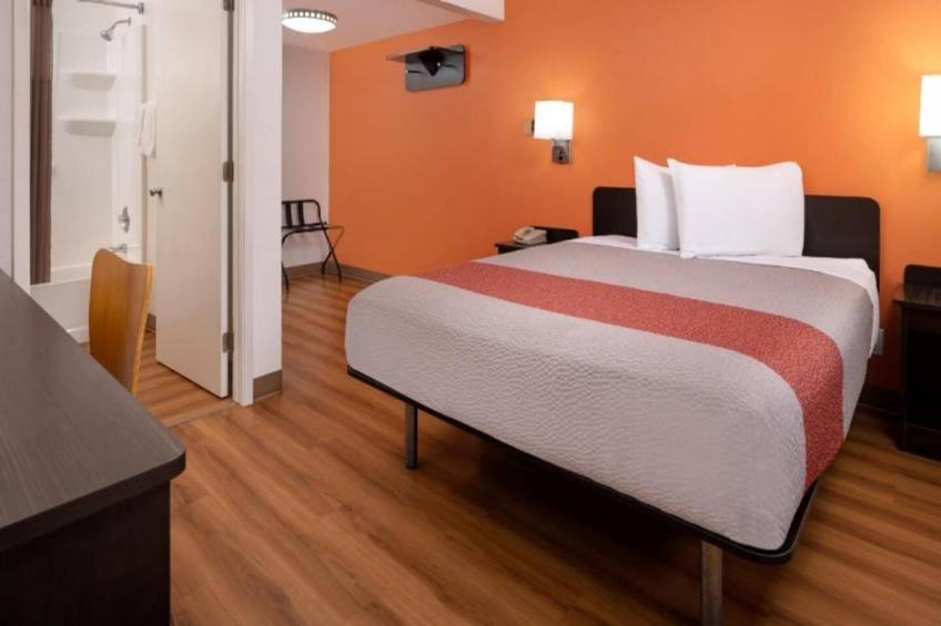 1 Queen Bed  ADA/RI Shower - foto 11