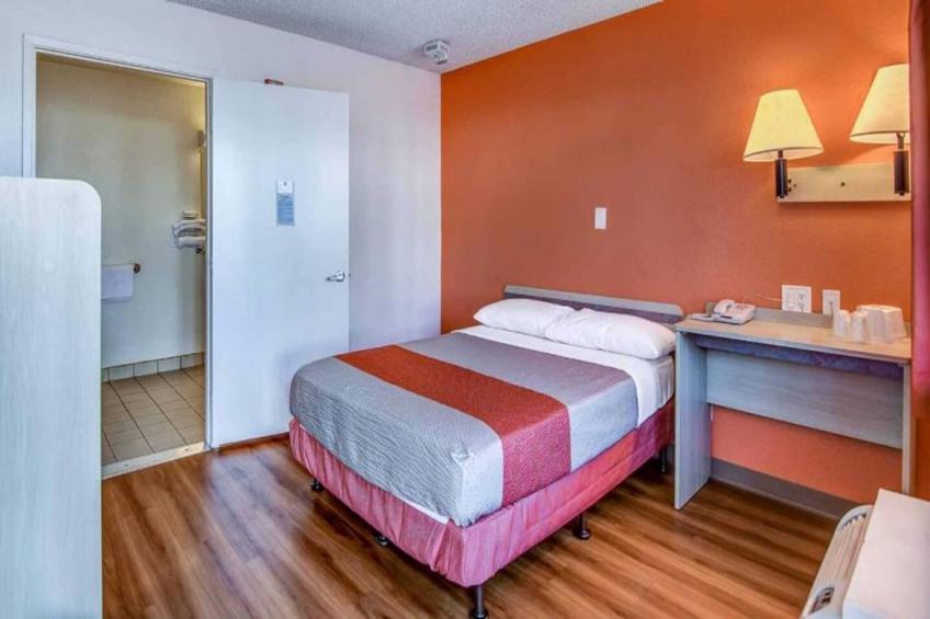 1 Full Bed  ADA/RI Shower - foto 6